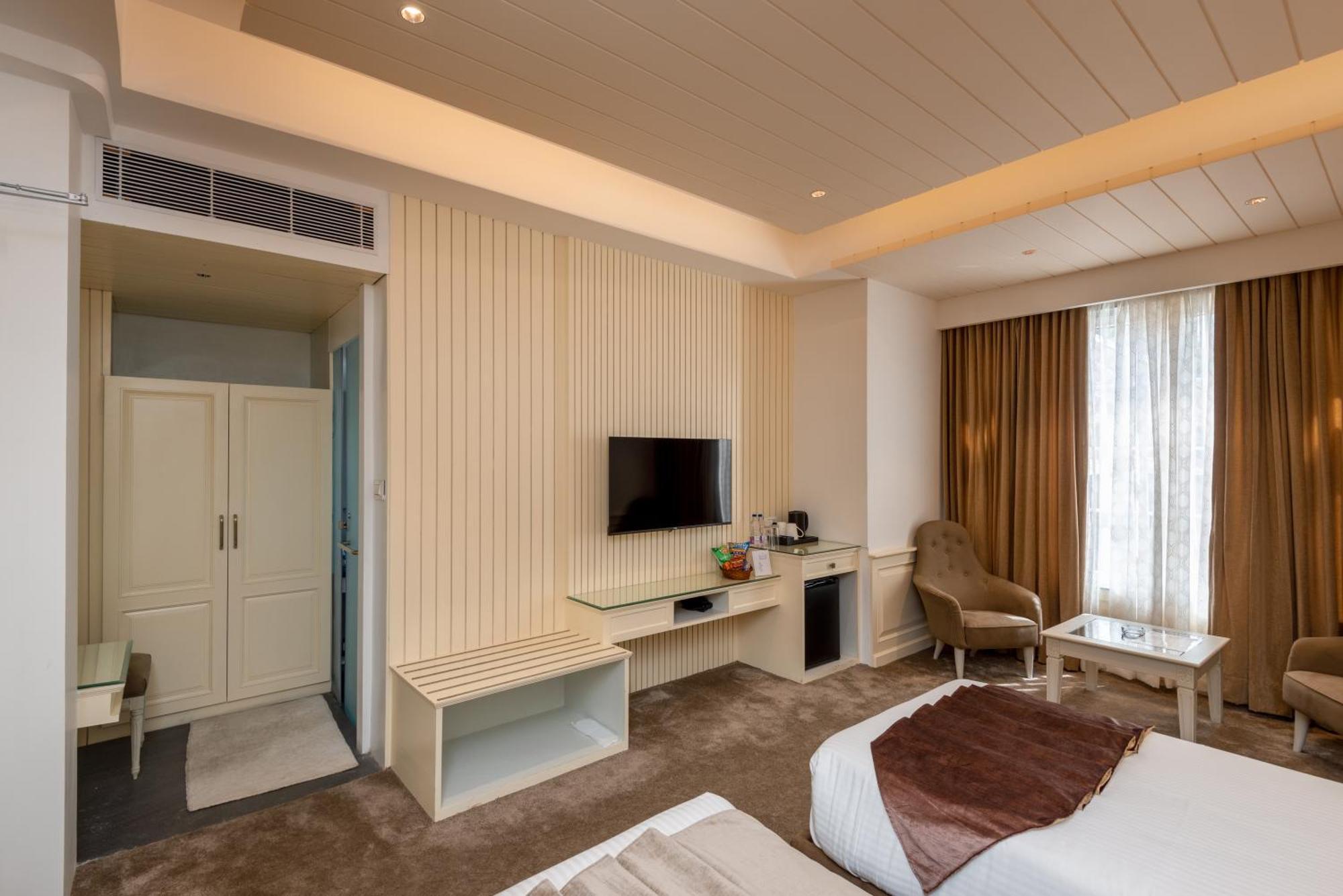 Hotel Grand Boulevard Durgjan Exterior photo