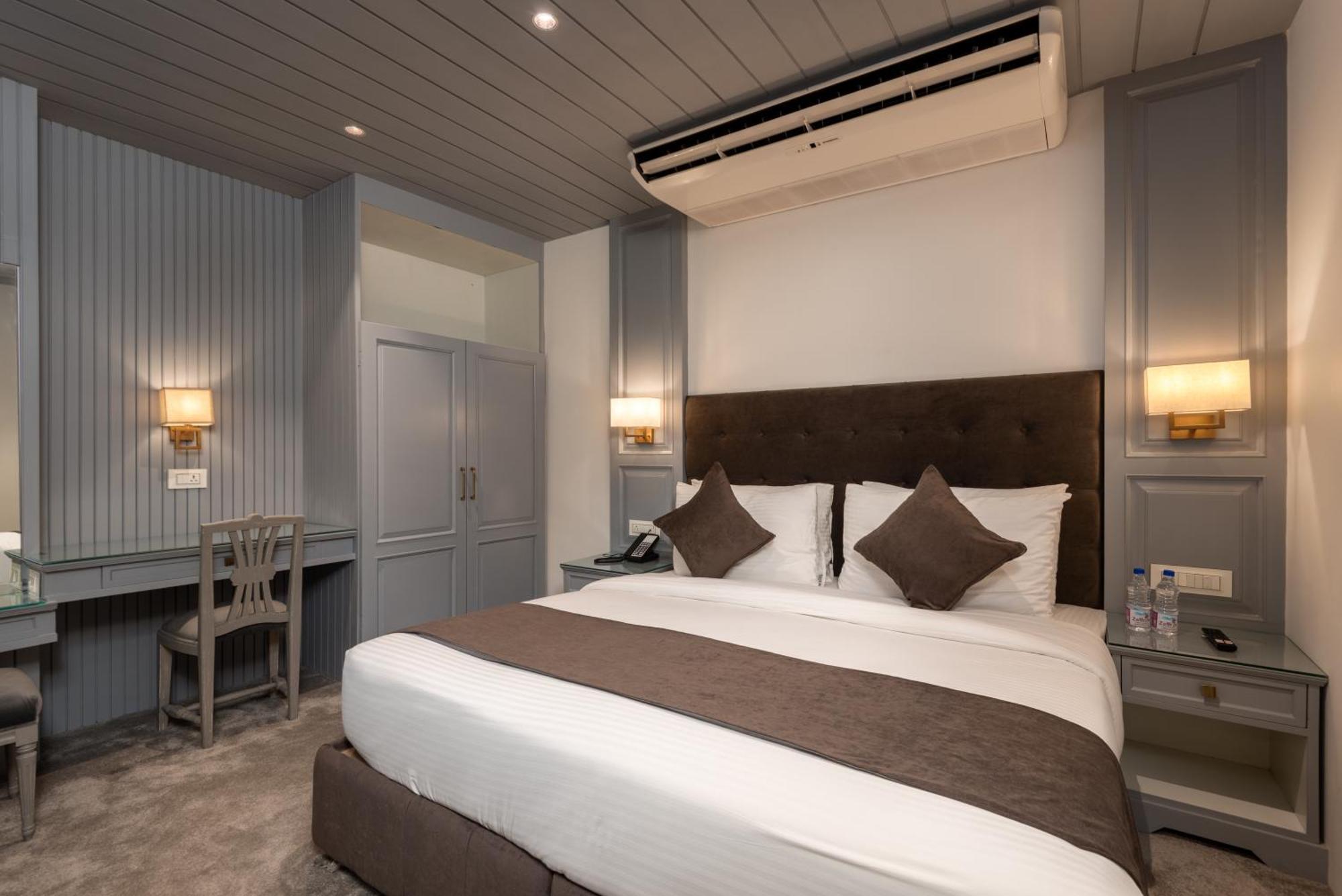 Hotel Grand Boulevard Durgjan Room photo
