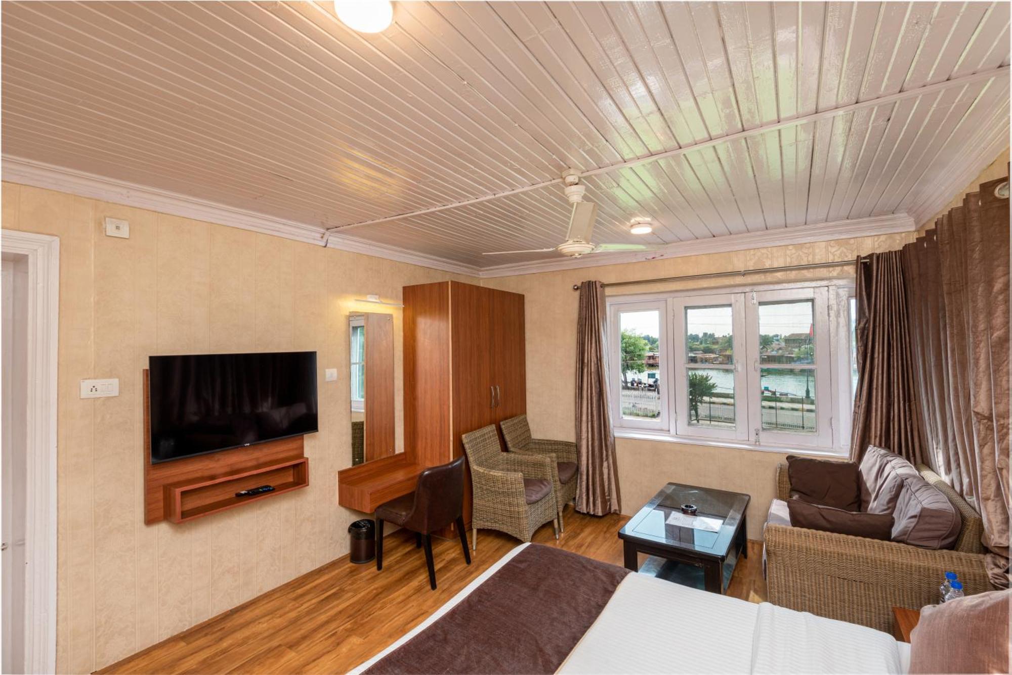Hotel Grand Boulevard Durgjan Room photo